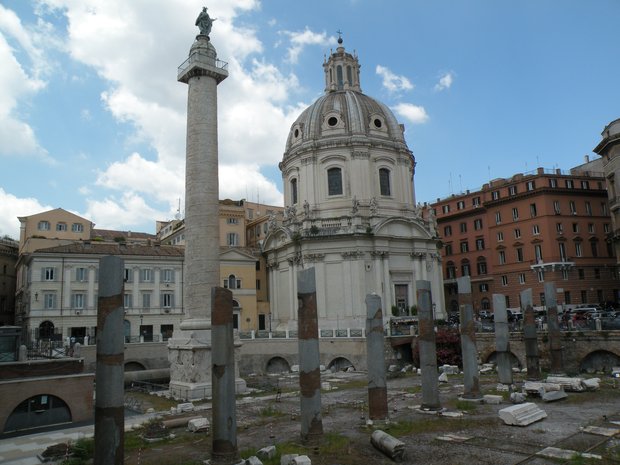  Colonne Trajane et alignement de colonnes de temple antique